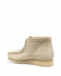 hellbeige Chukka-Stiefel aus Wildleder von Clarks