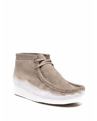 hellbeige Chukka-Stiefel aus Wildleder von Clarks Originals