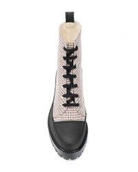 hellbeige flache Stiefel mit einer Schnürung aus Leder mit Karomuster von Nicole Saldaña