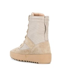 hellbeige flache Stiefel mit einer Schnürung aus Leder von Yeezy