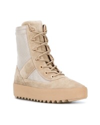 hellbeige flache Stiefel mit einer Schnürung aus Leder von Yeezy