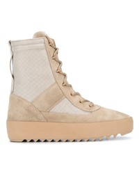 hellbeige flache Stiefel mit einer Schnürung aus Leder von Yeezy