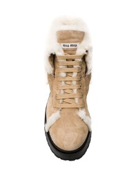 hellbeige flache Stiefel mit einer Schnürung aus Wildleder von Miu Miu