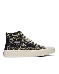 hellbeige hohe Sneakers aus Segeltuch mit Leopardenmuster