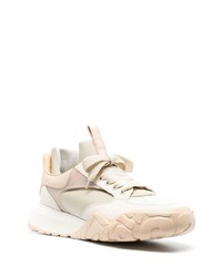 hellbeige hohe Sneakers von Alexander McQueen