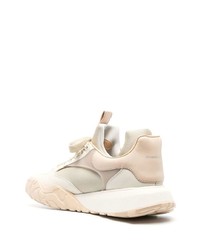 hellbeige hohe Sneakers von Alexander McQueen