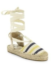 hellbeige horizontal gestreifte flache Sandalen aus Segeltuch