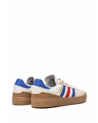 hellbeige horizontal gestreifte Leder niedrige Sneakers von adidas