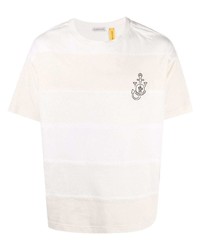 hellbeige horizontal gestreiftes T-Shirt mit einem Rundhalsausschnitt von Moncler