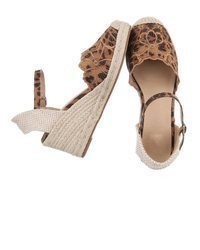 hellbeige Keilpumps aus Leder mit Blumenmuster von Ital-Design