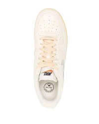 hellbeige Leder niedrige Sneakers von Nike