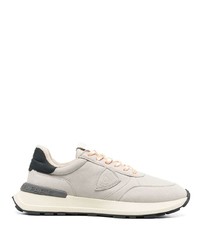 hellbeige Leder niedrige Sneakers von Philippe Model Paris