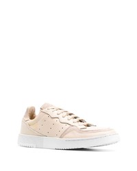 hellbeige Leder niedrige Sneakers von adidas