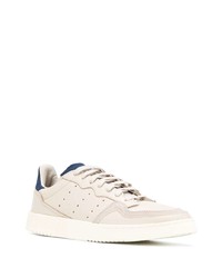 hellbeige Leder niedrige Sneakers von adidas