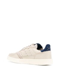 hellbeige Leder niedrige Sneakers von adidas