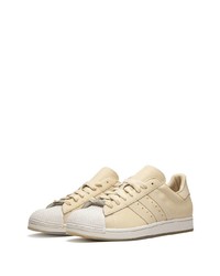 hellbeige Leder niedrige Sneakers von adidas