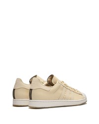 hellbeige Leder niedrige Sneakers von adidas