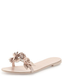 hellbeige Ledersandalen mit Blumenmuster