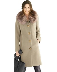 hellbeige Mantel mit einem Pelzkragen von LADY