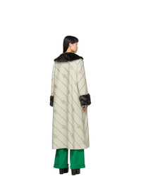 hellbeige Mantel mit einem Pelzkragen von Gucci