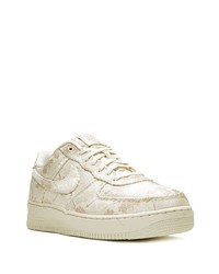 hellbeige niedrige Sneakers mit Blumenmuster von Nike