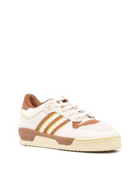 hellbeige niedrige Sneakers von adidas