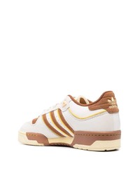 hellbeige niedrige Sneakers von adidas