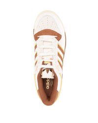 hellbeige niedrige Sneakers von adidas