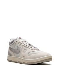 hellbeige niedrige Sneakers von Nike