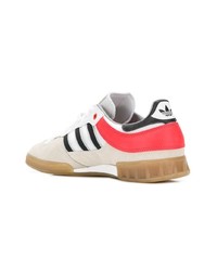 hellbeige niedrige Sneakers von adidas