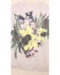 hellbeige Pullover mit einem Rundhalsausschnitt mit Blumenmuster von Emma Cook