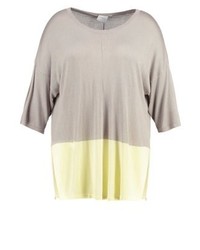 hellbeige Pullover mit einem Rundhalsausschnitt von Junarose