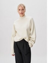 hellbeige Pullover mit einem Rundhalsausschnitt von LeGer