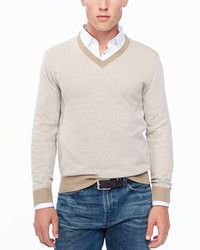 hellbeige Pullover mit einem V-Ausschnitt