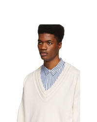hellbeige Pullover mit einem V-Ausschnitt von Juun.J