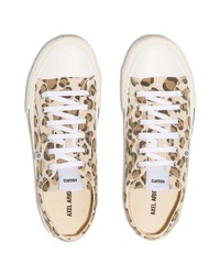 hellbeige Segeltuch niedrige Sneakers mit Leopardenmuster von Axel Arigato