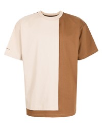 hellbeige T-Shirt mit einem Rundhalsausschnitt mit Flicken