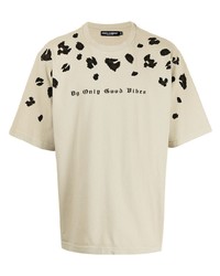 hellbeige T-Shirt mit einem Rundhalsausschnitt mit Leopardenmuster
