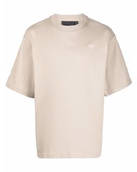 hellbeige T-Shirt mit einem Rundhalsausschnitt von adidas