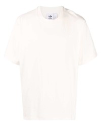 hellbeige T-Shirt mit einem Rundhalsausschnitt von adidas