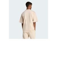 hellbeige T-Shirt mit einem Rundhalsausschnitt von adidas Sportswear