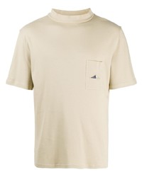 hellbeige T-Shirt mit einem Rundhalsausschnitt von Anglozine