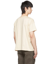 hellbeige T-Shirt mit einem Rundhalsausschnitt von Taiga Takahashi