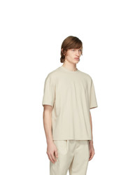 hellbeige T-Shirt mit einem Rundhalsausschnitt von Deveaux New York