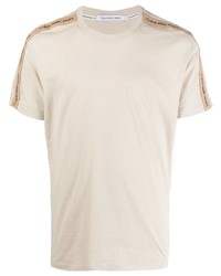 hellbeige T-Shirt mit einem Rundhalsausschnitt von Calvin Klein Jeans
