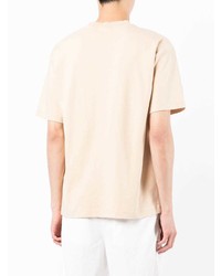 hellbeige T-Shirt mit einem Rundhalsausschnitt von Drôle De Monsieur