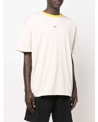 hellbeige T-Shirt mit einem Rundhalsausschnitt von Nike