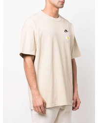 hellbeige T-Shirt mit einem Rundhalsausschnitt von Nike