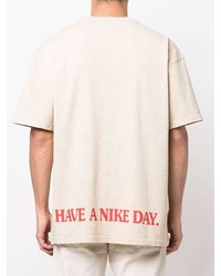 hellbeige T-Shirt mit einem Rundhalsausschnitt von Nike