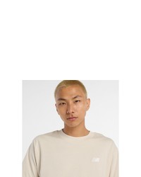 hellbeige T-Shirt mit einem Rundhalsausschnitt von New Balance